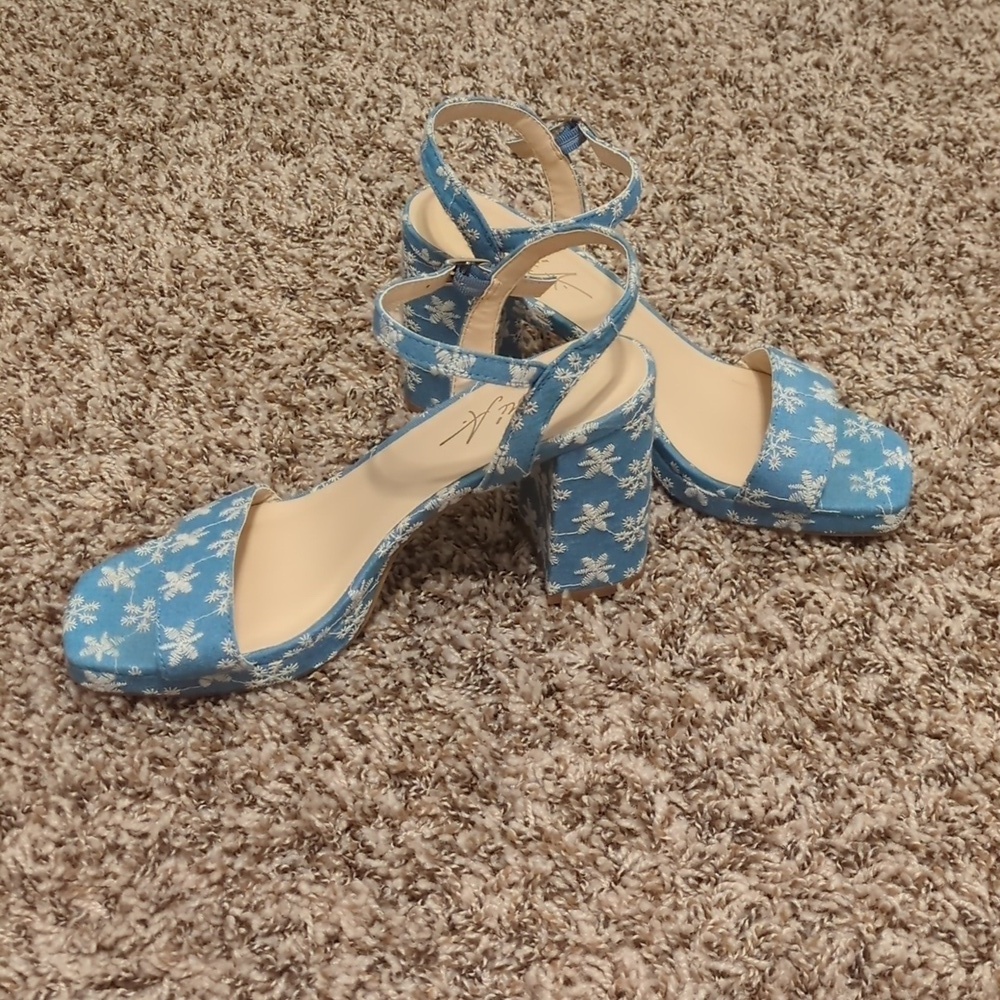 Mari A women's blue daisy print ankle strap block heeled sandals - Picture 4 of 8